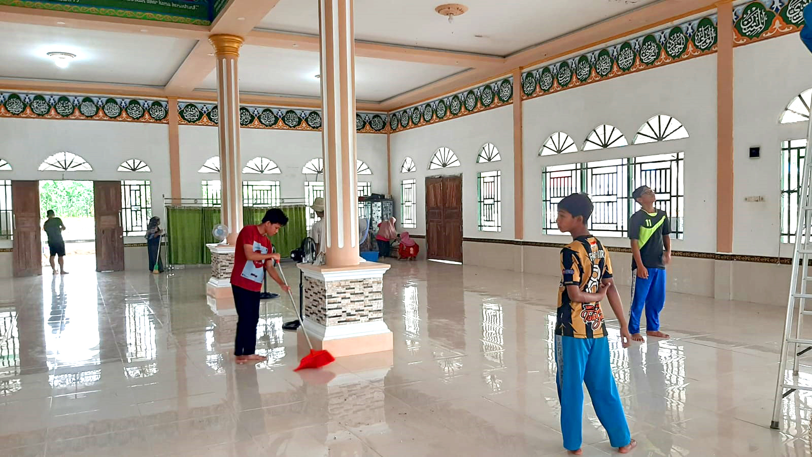 Sambut Bulan Suci Ramadhan, Masyarakat desa Pemusiran Ramai-ramai Bersihkan Masjid